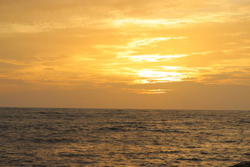 Obraz premium Sun set on a sea with orange sky