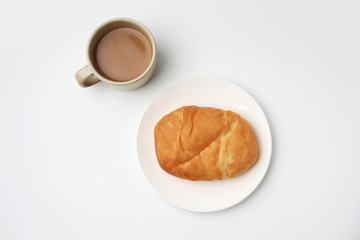 お皿にのせた パン フォカッチャとミルク コーヒー  白背景