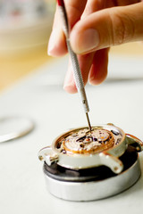 Uhrmacher bei der Arbeit