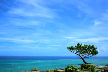 沖縄南城市高台から望む碧い海