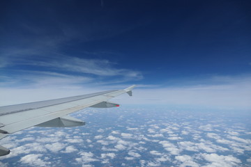 aile d'avion et ciel