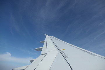 aile d'avion et ciel