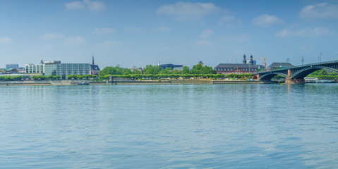 Mainz Panorama mit Theodor-Heuss-Brücke und Landtag.