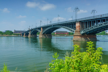 Mainzer Kurfürstliches Schloss im Bogen der Theodor-Heuss-Brücke.
