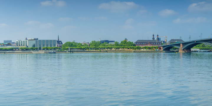 Mainz Panorama mit Theodor-Heuss-Brücke und Landtag.