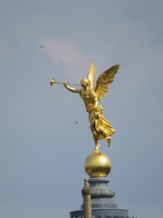 Fototapeta na wymiar statue of an angel on a background of blue sky Dresden