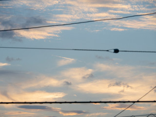 夕暮れの空と電線