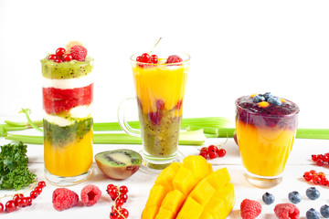 Kolorowe wielowarstwowe smoothie z mango, kiwi, selerem naciowym, porzeczkami i malinami © Monika
