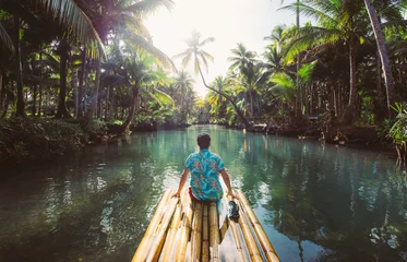  Palmboomjungle in de Filippijnen. concept over reislustige tropische reizen. slingerend op de rivier. Mensen die plezier hebben © oneinchpunch