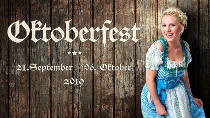 Oktoberfest 2019 Banner mit junger Frau im Dirndl vor Holzhintergrund