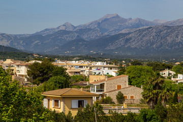 Fototapeta na wymiar Alcudia auf Mallorca mit einem Gebirgszug im Hintergrund
