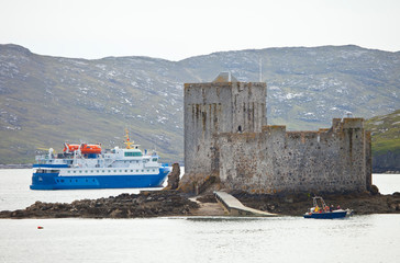 Barco M.V. Quest. Castillo de Kisimiul. Castle Bay. Isla Barra. Outer Hebrides. Scotland, UK