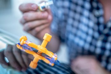 Reparatur eines Steinschlags in der Frontscheibe eines Autos