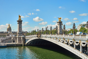 Brücke von Alexandre III in Paris mit Kuppel von &quot Les Invalides&quot  im Hintergrund