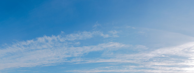 Naklejka premium gorgeous autumn blue sky with clouds. beautiful nature background in fine weather