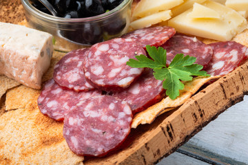 Vassoio di salumi e formaggi tipici italiani