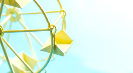 おもちゃの観覧車と空とコピースペース