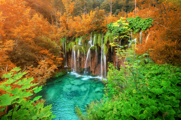 Fototapety  Egzotyczny wodospad i krajobraz jeziora Parku Narodowego Jezior Plitwickich, światowego dziedzictwa UNESCO i słynnego celu podróży w Chorwacji. Jeziora znajdują się w środkowej Chorwacji (właściwa Chorwacja).