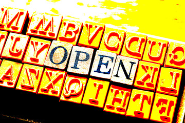 木目の上に置いたハンコ　open の文字  木目の背景　メタリックにしました