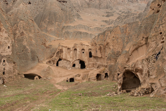 Nevşehir'de terk edilmiş mağaralar
