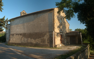 Fototapeta na wymiar Farmhouse in rural Tuscany, Florentine region of Montespertoli