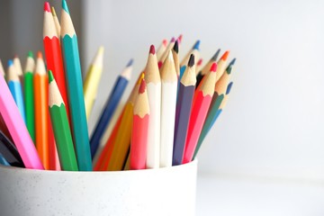 Obraz premium Close-up of a set of colored pencils. Color Therapy Concept.Copy space for text, with selective focus.