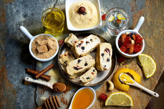halva, eine griess&uuml;&szlig;speise mit verschiedenen zutaten