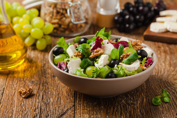 Italian spring salad with goat cheese, grapes and walnuts. Served with croutons.