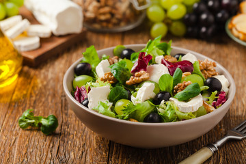 Italian spring salad with goat cheese, grapes and walnuts. Served with croutons.