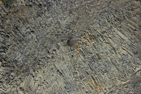 Der Hirzstein bei Schauenburg mit Basalt