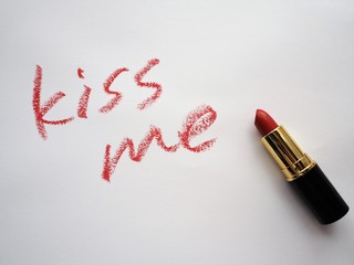 赤い口紅で書かれた "kiss me" の文字