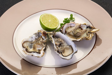 Oysters with lime and parsley