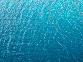 Vollformat von türkisblauer Wasserfläche