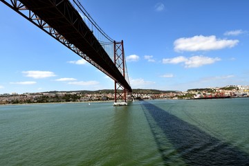 Fototapeta premium River Targus and the 25th April Bridge
