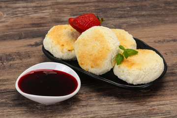 Curd pancakes with jam and stravberry