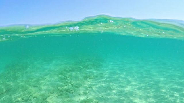 Ripresa a pelo d'acqua in mare