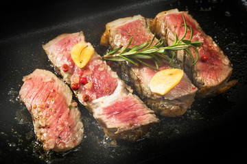 高級グリルステーキ Thick cut luxury fresh beef steak