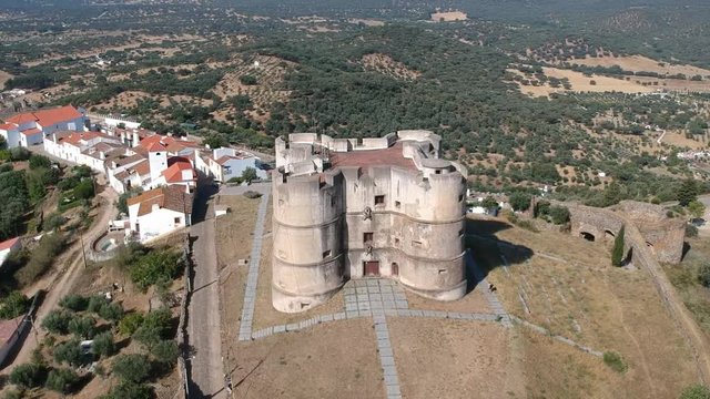 Evoramonte (Portugal) - Vue a&eacute;rienne du village fortitfi&eacute;