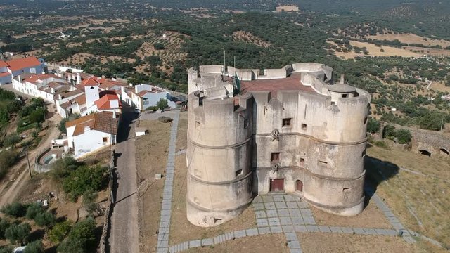 Evoramonte (Portugal) - Vue a&eacute;rienne du village fortitfi&eacute;
