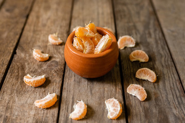Frutas citricas descascadas, gomos de frutas.