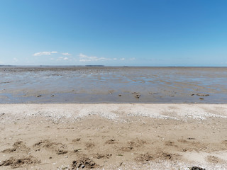 Lagune cotière, marée basse, longue plage et sables des dunes de la réserve naturelle nationale du marais d'Yves entre La Rochelle et Rochefort en  Charente-Maritime, Nouvelle-Aquitaine