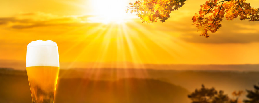 erfrischendes hefeweizen bier in der natur