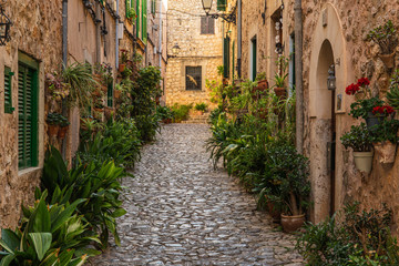 Fototapeta na wymiar medieval street in Valdemossa, Spain