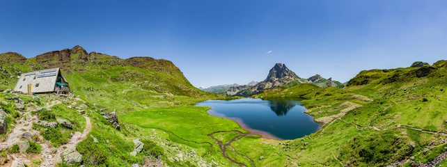 Panorama lacs d’Auyous und Pic d’Ossau in den französischen Pyrenäen Nationalpark
