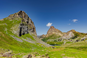 Panorama lacs d’Auyous und Pic d’Ossau in den französischen Pyrenäen Nationalpark