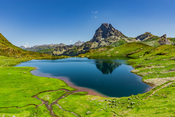 Fototapeta na wymiar Panorama lacs d’Auyous und Pic d’Ossau in den französischen Pyrenäen Nationalpark