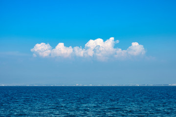 Obraz premium The dark blue sea, blue sky and white clouds
