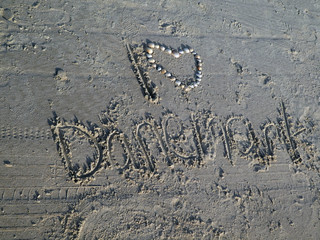 Schriftzug Dänemark am Strand