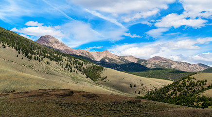 Naklejka premium Rugged mountain range in Idaho with blue sky and white clouds