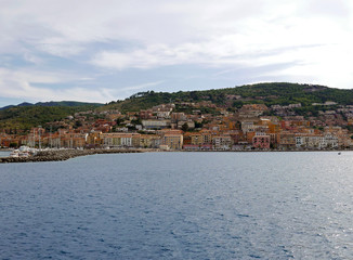 Obraz premium vista dal mare del porto dell'isola del giglio 